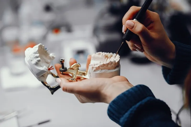 La historia de los implantes dentales Desde el pasado hasta hoy